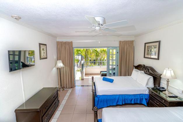 ברידג'טאון Savannah Beach Club Hotel מראה חיצוני תמונה